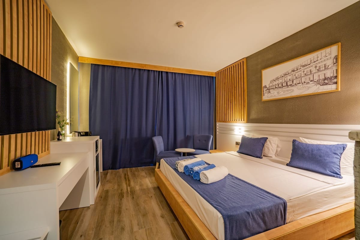 Deluxe-Doppelzimmer | Minibar, Zimmersafe, schallisolierte Zimmer, Bügeleisen/Bügelbrett