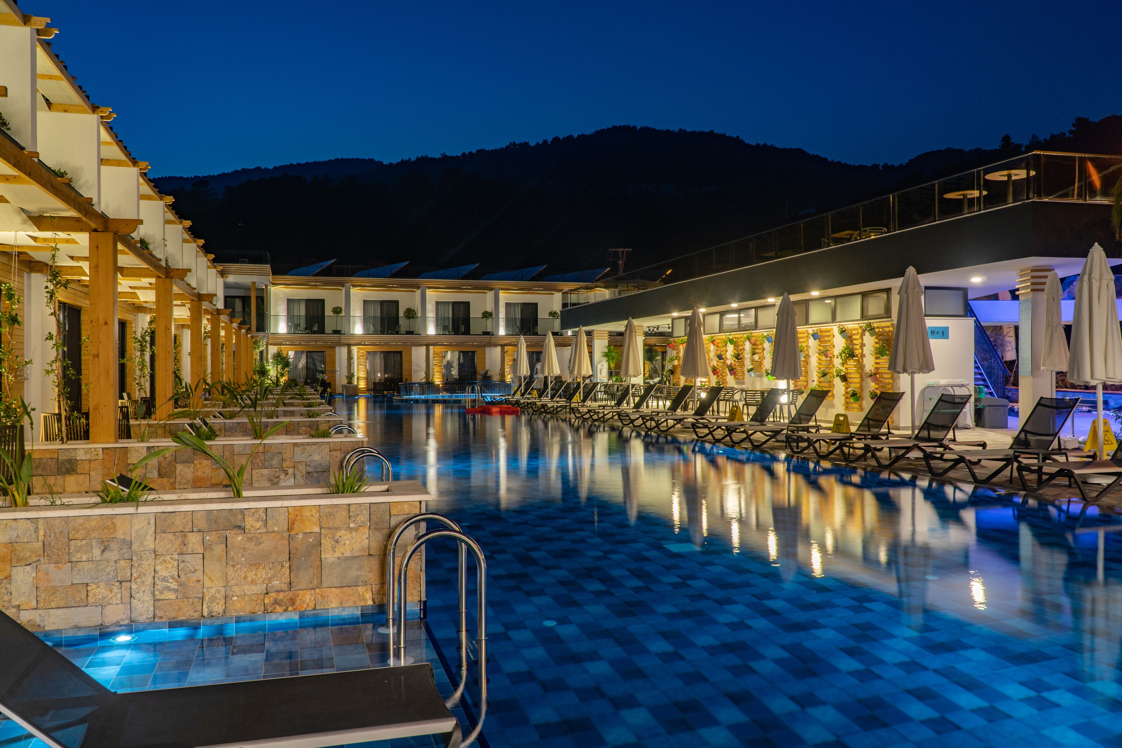 seasonal outdoor pool, open 8:00 am to 6:00 pm, pool umbrellas