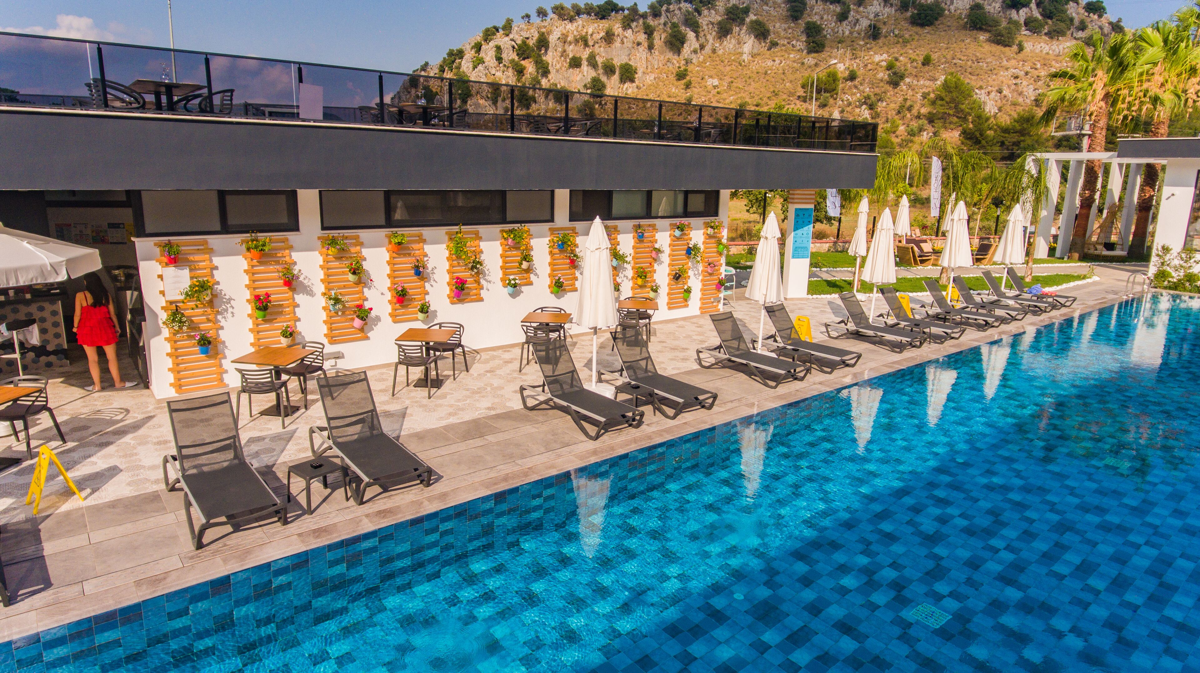 seasonal outdoor pool, open 8:00 am to 6:00 pm, pool umbrellas