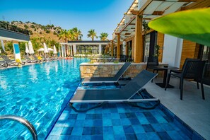 Una piscina al aire libre de temporada, sombrillas