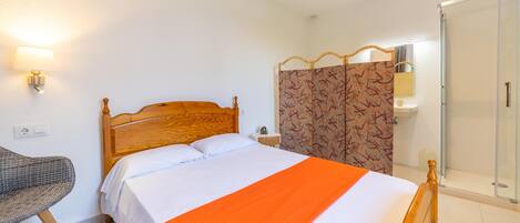 4 عدّة غرف نوم ومكواة/لوح كي وواي فاي مجانًا وملاءات أسرّة