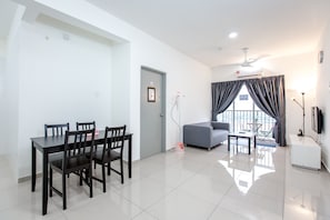 Deluxe-Apartment, 3 Schlafzimmer | Essbereich im Zimmer