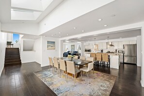 Dining - 3373H - Hollywood Beach Manor (Oxnard)