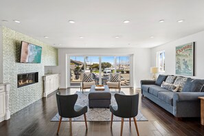 Télévision à écran plat, cheminée