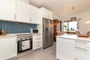 Réfrigérateur, micro-ondes, four, lave-vaisselle