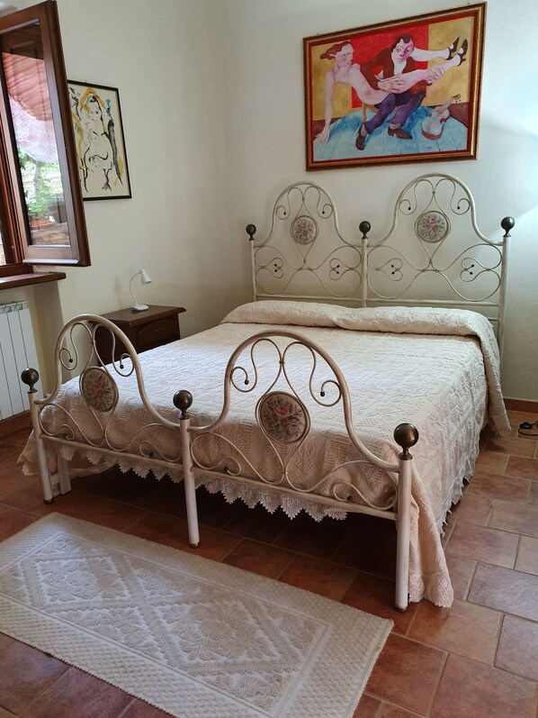 Individually decorated, individually furnished, desk - L'Agrifoglio (Aritzo)