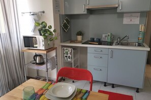 Een koelkast, een microgolfoven, een kookplaat