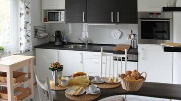 Réfrigérateur, micro-ondes, plaque de cuisson, lave-vaisselle