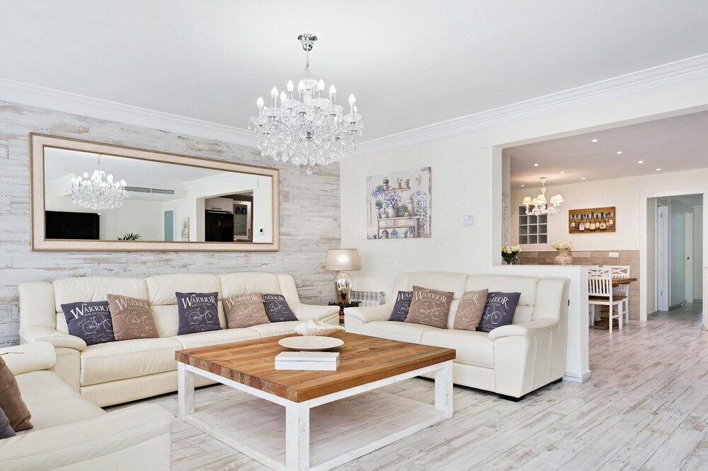 Sitges Spaces Mediterranean Apartments - 4 bed/4 bath/Jacuzzi -Sleeps up to 9