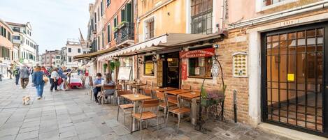 屋外ダイニングエリア