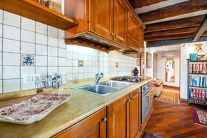 Fridge, oven, stovetop, coffee/tea maker