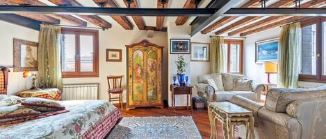 Planxa i posts de planxar, wifi i roba de llit