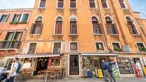 A multi-story building with a ground-floor shop and a pharmacy. - GuestHost - Exclusive studio perfect for 2 people and furnished in typical Venetian style overlooking the Canareggio Canal and Palazzo Labia. Location is strategic and convenient for those arriving in Venice: about 5 minutes walk from the train station a (Venezia)