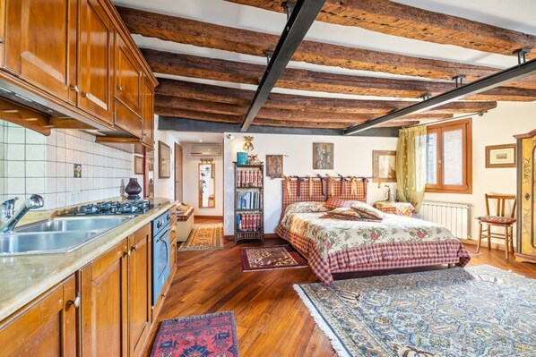 Iron/ironing board, WiFi, bed sheets