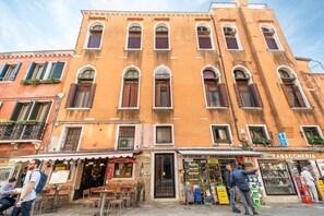 Exterior - Exclusive studio perfect for 2 people and furnished in typical Venetian style overlooking the Canareggio Canal and Palazzo Labia. Location is strategic and convenient for those arriving in Venice: about 5 minutes walk from the train station and 10 minute (Venezia)