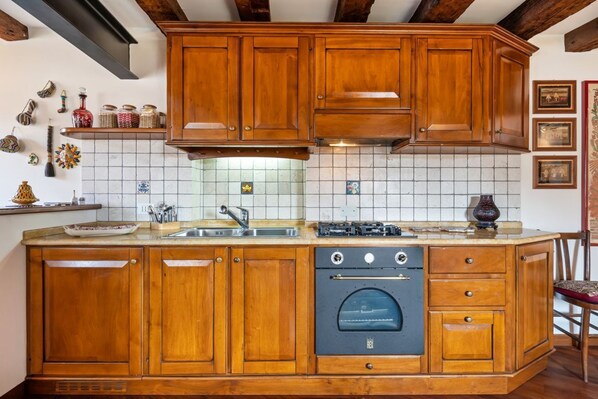 Fridge, oven, stovetop, coffee/tea maker