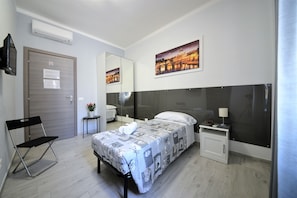 Basic Room | Iron/ironing board, free cribs/infant beds, rollaway beds, free WiFi - Affittacamere A Casa Mia (Rome)