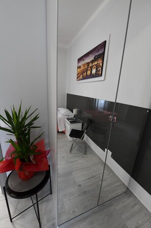 Seterika/papan seterika, katil bayi/kot (percuma) 