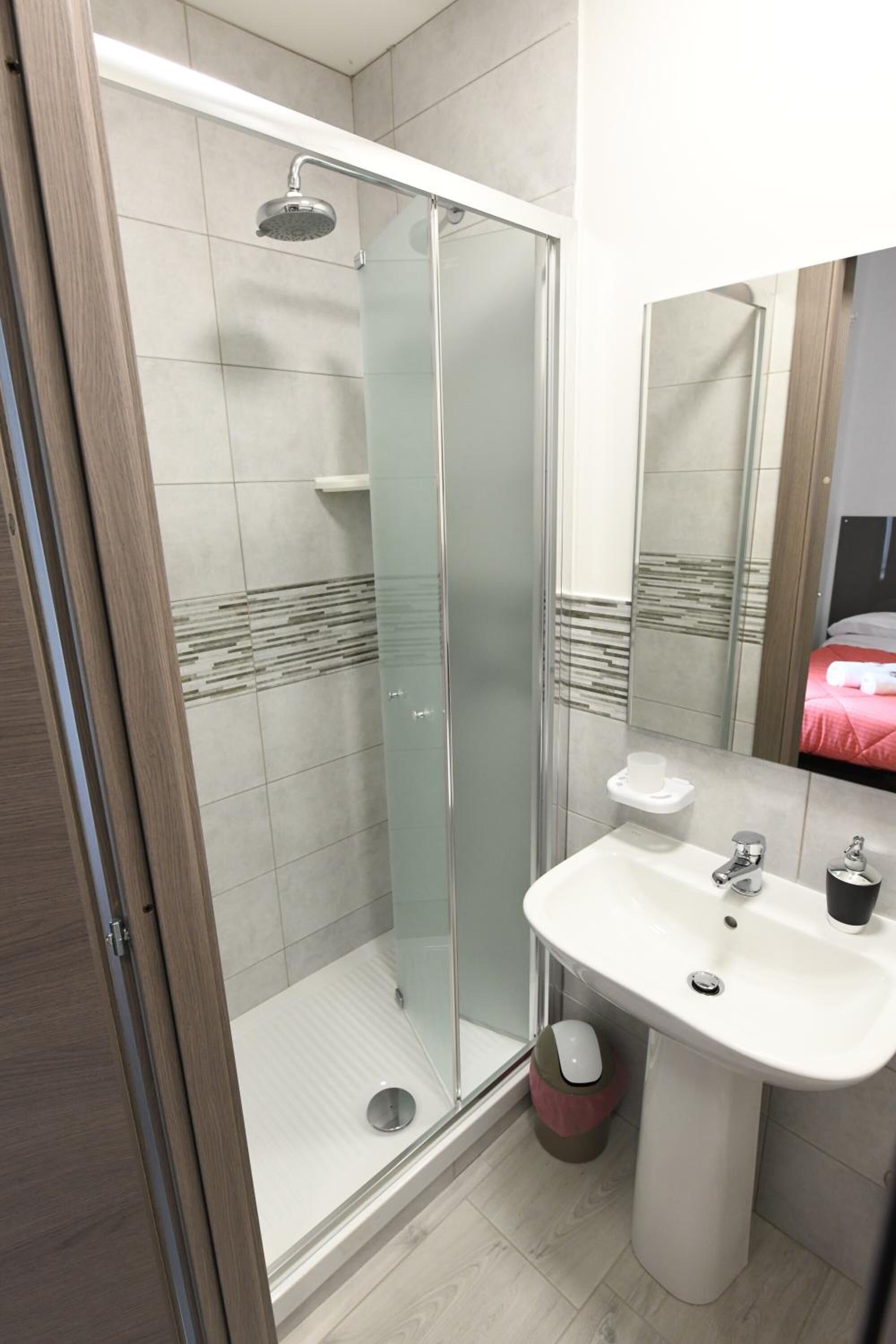 Douche, sèche-cheveux, bidet, serviettes fournies