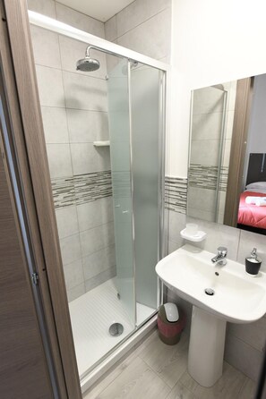 Dusche, Haartrockner, Bidet, Handtücher