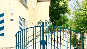 A blue metal gate with a sign indicating a private area. - VILLA in VELDEN (Velden)