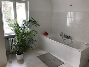 Comfort-Vierbettzimmer | Badezimmer | Duschwanne, kostenlose Toilettenartikel, Haartrockner, Handtücher