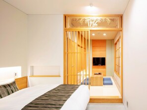 高级双床房 (with Japanese Style Room) | 特色装修、办公桌、免费 WiFi、床单