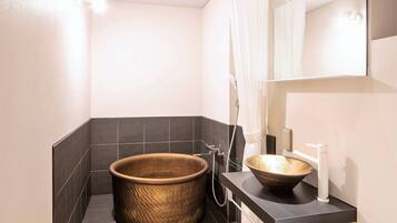 Deluxe Twin Room (with Japanese Style Room) | Bathroom | Combined shower/bathtub, free toiletries, hair dryer, bathrobes