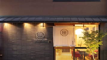 施設の正面 (日没後)