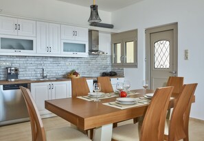Deluxe Apartment, 2 Bedrooms, Non Smoking, Sea View (Corina) | In-room dining