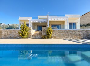 季節性室外游泳池,提供泳池遮陽傘和日光浴躺椅