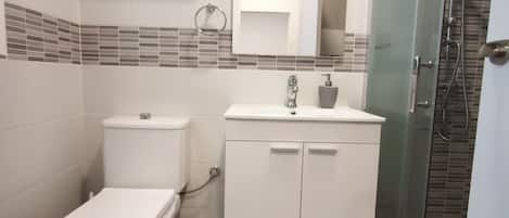 Dusche, Handtücher, Seife, Toilettenpapier