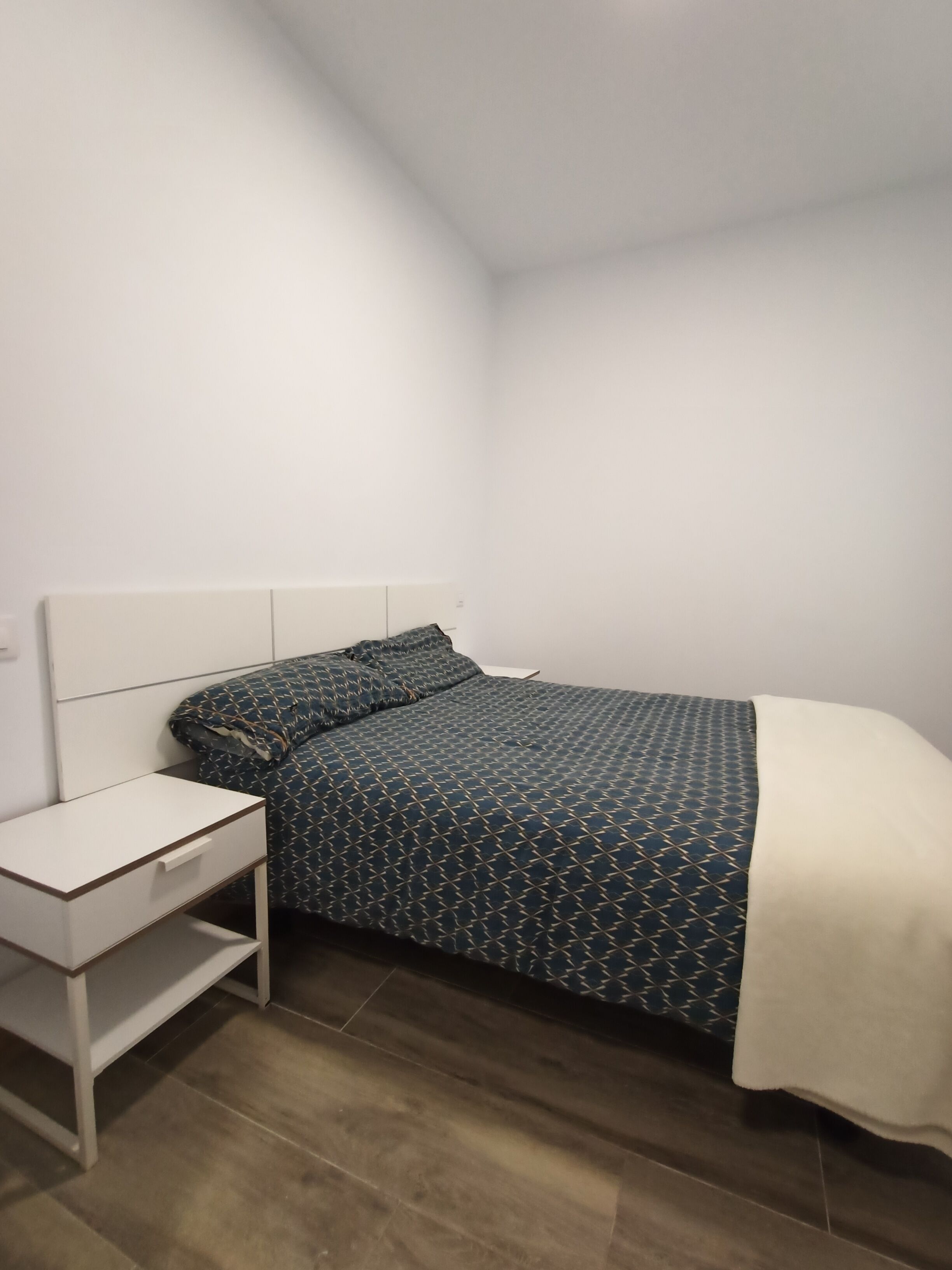 1 dormitorio, tabla de planchar con plancha, wifi gratis y ropa de cama