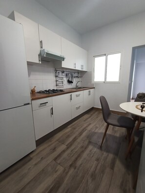 Een koelkast, een magnetron, een kookplaat