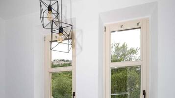 Lemari es, microwave, kompor, dan ketel listrik