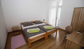 Habitación con 2 camas individuales | Escritorio, cunas gratuitas, wifi gratis y ropa de cama 