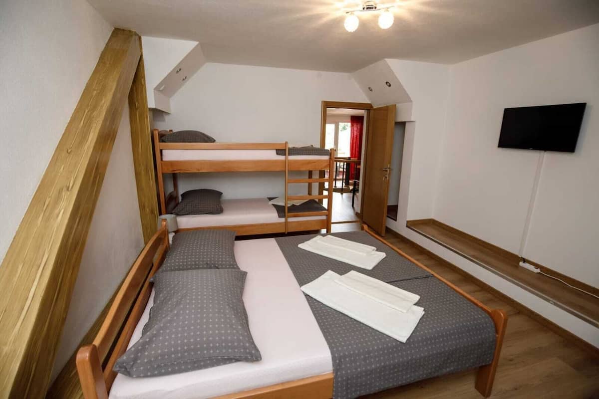 Escritorio, cunas gratuitas, wifi gratis y ropa de cama 