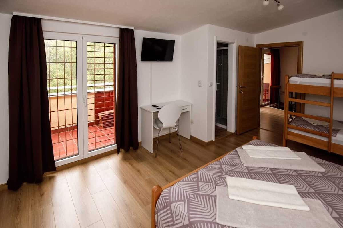 Escritorio, cunas gratuitas, wifi gratis y ropa de cama 