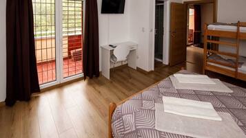 Kamar Keluarga, balkon | Meja kerja, tempat tidur bayi gratis, Wi-Fi gratis, dan seprai linen