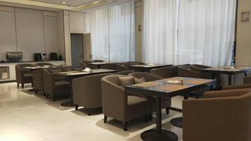 Daily buffet breakfast (CNY 25 per person)