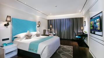 Desk, soundproofing, free WiFi, bed sheets