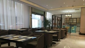 A modern restaurant with a long counter, booths, and a seating area with chairs and tables. - Xi'an Hotel Xiaoshan Airport Branch (Hangzhou)