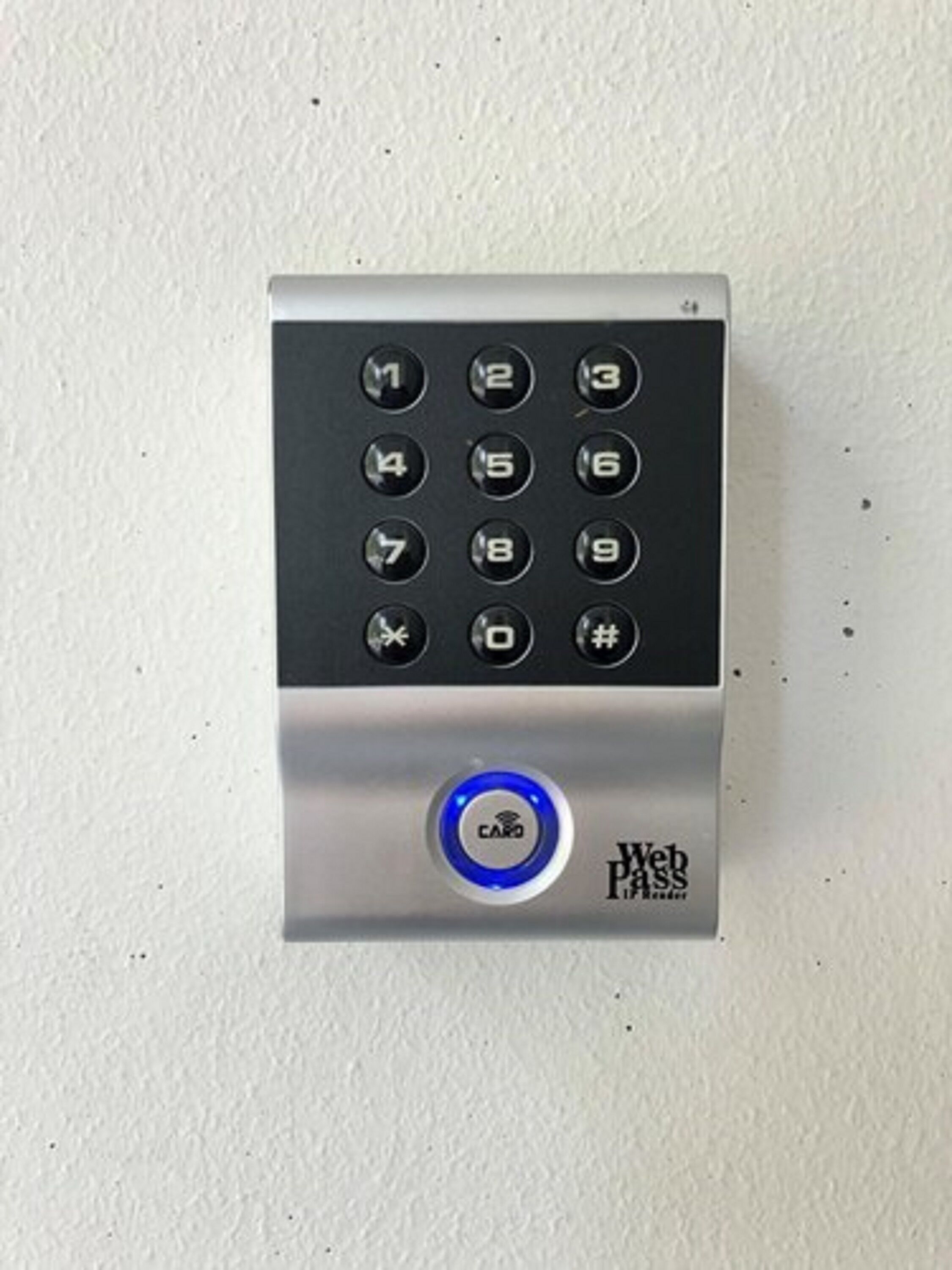 Een keypad met een blauw verlichte knop, met de tekst 'CARD' en 'Web Pass'.