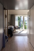 Tabla de planchar con plancha, wifi gratis y ropa de cama