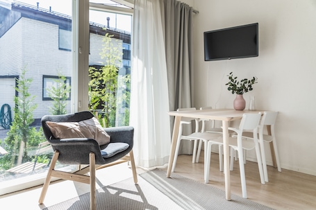 Tabla de planchar con plancha, wifi gratis y ropa de cama