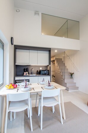 Studio | Makan di kamar