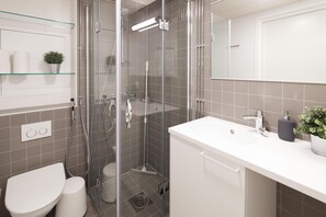 Een douche, een haardroger, een bidet, handdoeken