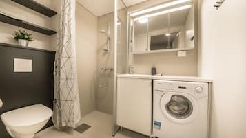 Douche, sĂšche-cheveux, serviettes fournies, papier toilette