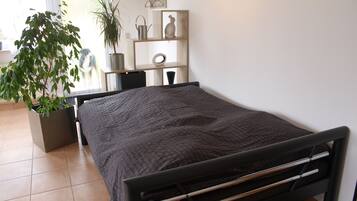 Apartment (1-Zi-Appartment EG) | 1 bedroom, iron/ironing board, free WiFi, bed sheets