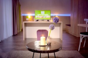 Premium dubbelrum | Allergitestade sängkläder och värdeförvaringsskåp på rummet